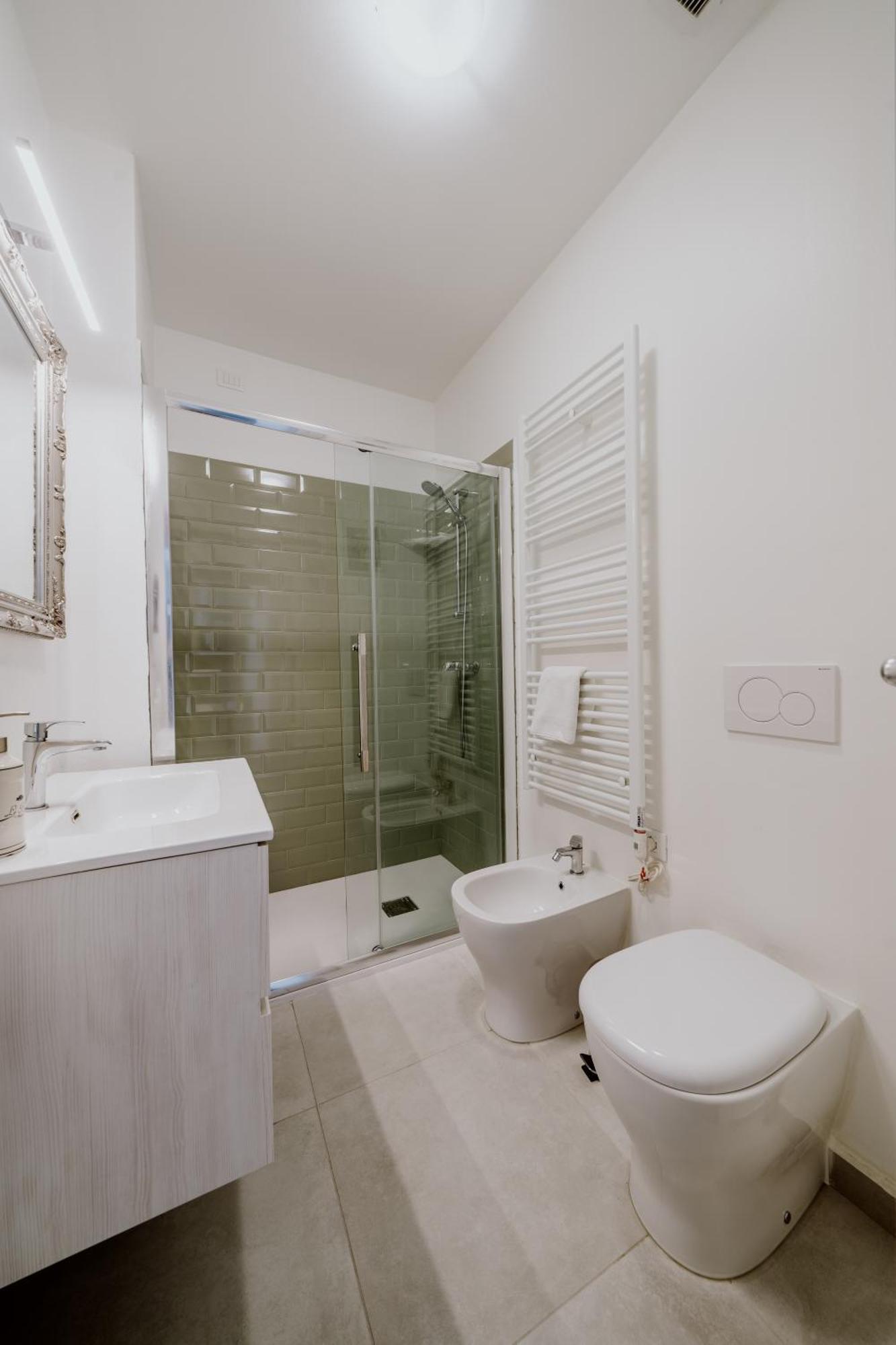 Elegante Appartamento In Marina Триест Экстерьер фото