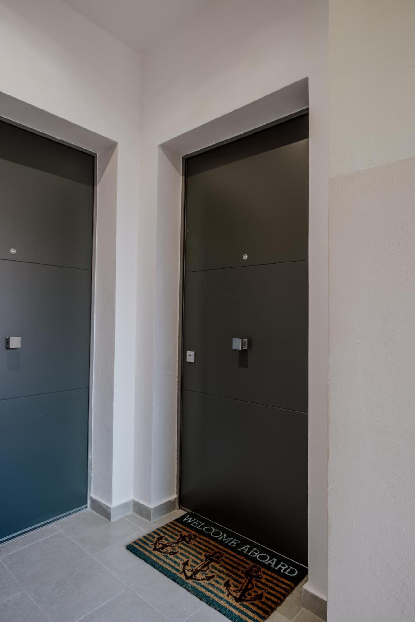 Elegante Appartamento In Marina Триест Экстерьер фото