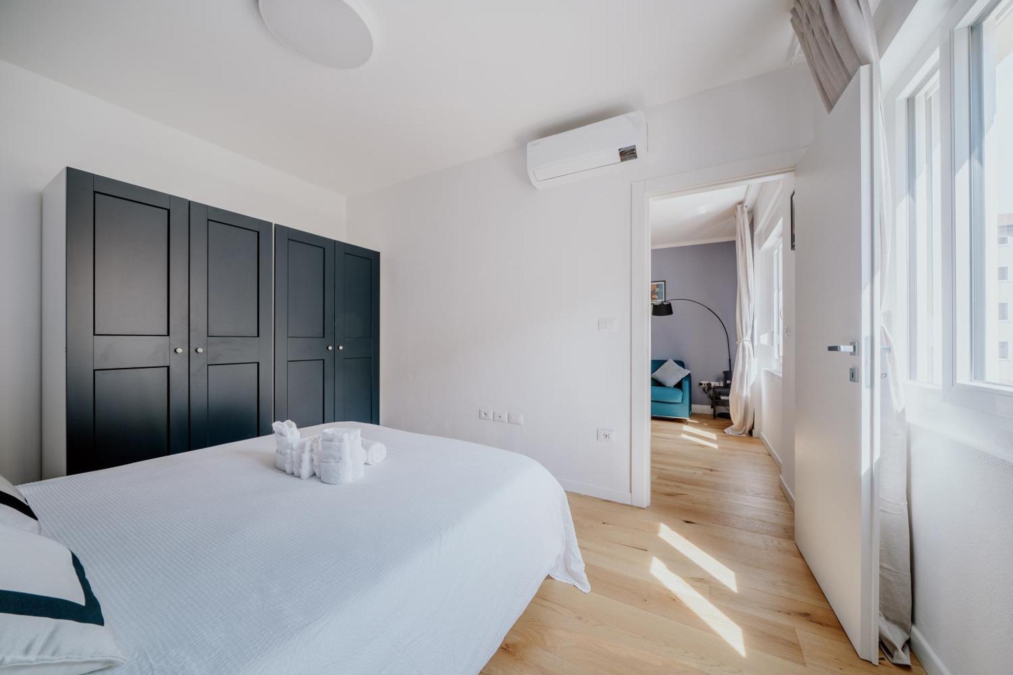 Elegante Appartamento In Marina Триест Экстерьер фото